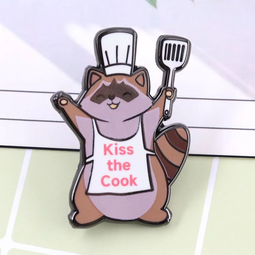 Kitchen Baker - Pin de esmalte de mapache divertido